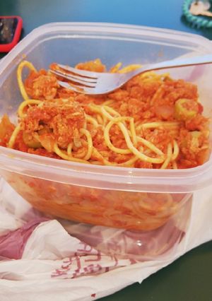 Una foto de Espaguetti con atún y aceitunas