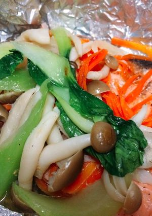 Hình của món Cá hồi rau củ nướng giấy bạc.