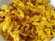 Una foto de pasta con pescado