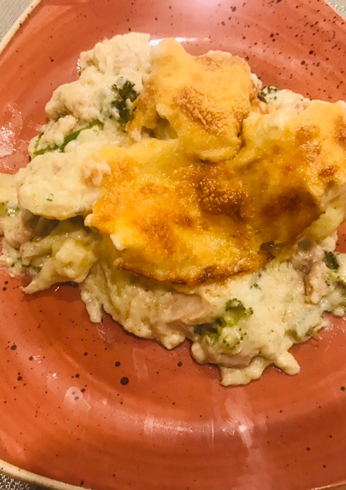 Una foto de Gratín de brócolis y coliflor en salsa de atún