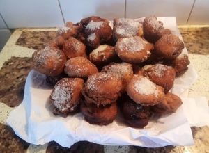 Una foto de Buñuelos de banana Split 🍌