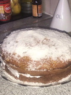 Una foto de Bizcocho con crema blanca y coco