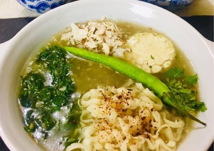 How to Prepare Quick Garlicky spinach Ramen Noodles Soup 🍜