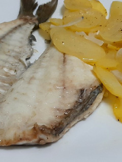 Una foto de Dorada al horno con patata panadera