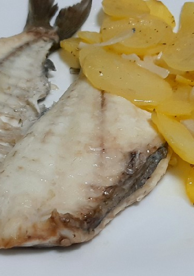 Una foto de Dorada al horno con patata panadera
