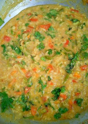 A picture of Masala oats with lots of vegetables.