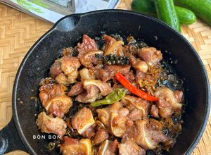 Hình của món Sụn Heo Kho Sả Ớt.