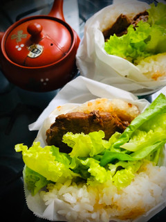 Una foto de Hamburguesa de arroz de Carnes a la brasa Japonés JYAQUINICU RAISU BARGAR🇺🇾🇯🇵焼き肉ライスバーガー🍔