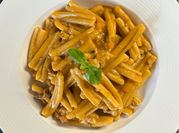 Una foto di pasta con la panna e macinato