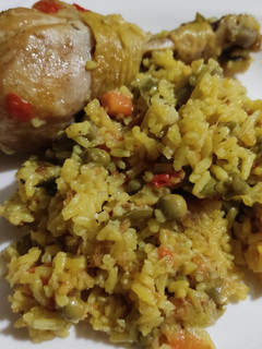 Una foto de Arroz con pollo y macedonia de verduras