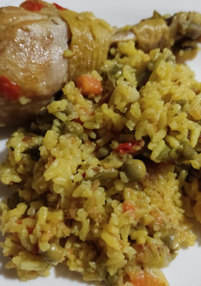 Una foto de Arroz con pollo y macedonia de verduras