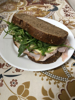 Foto principal de Sándwich de pavo, queso y rúcula 🤤