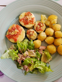Una foto de Mini pizza de zapallo italiano (zucchini) con verduritas