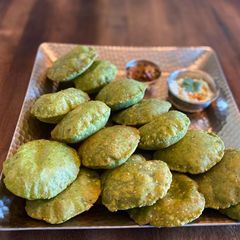 A picture of Palak puri.