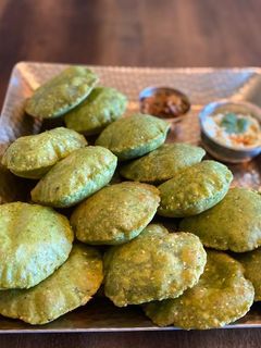 A picture of Palak puri.