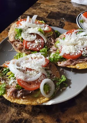 Una foto de Tostadas de pierna
