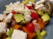 Una foto de ensalada de calabaza y feta