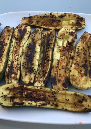 Une photo de Courgettes aux épices kefta et graines de nigelle et piments verts