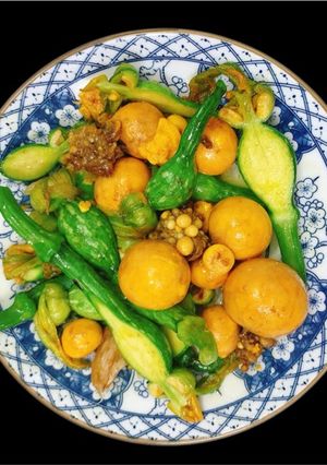 Hình của món Trứng gà non xào bí nụ.
