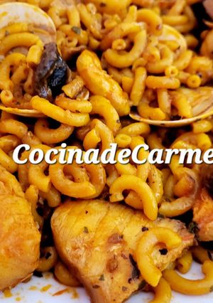 Una foto de Fideos (fideuà) con cazón y rape