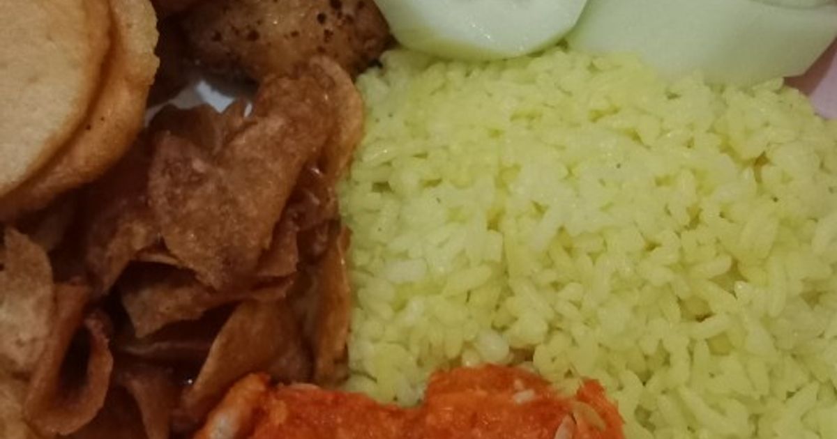 Nasi kuning lengkap dengan lauk pauk