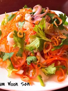 Hình của món Nộm miến hải sản Thái Yum Woon Sen.