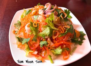 Hình của món Nộm miến hải sản Thái Yum Woon Sen.