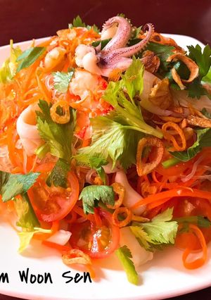 Hình của món Nộm miến hải sản Thái Yum Woon Sen.