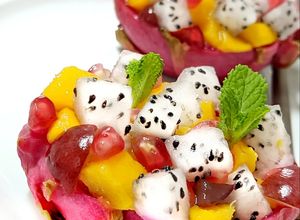 Foto principal de Ensalada de mango, fruta del dragón, granada, miel y menta