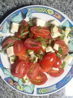 Una foto de Ensalada de tomate, queso y albahaca