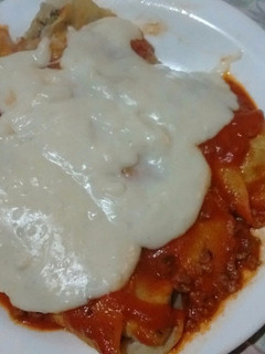 Una foto de Canelones de carne picada y acelga con salsa de tomate y salsa blanca