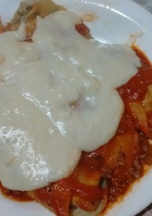 Una foto de Canelones de carne picada y acelga con salsa de tomate y salsa blanca