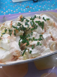 Una foto de Ensalada de patatas y huevo con cebollino