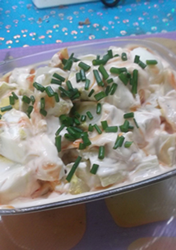 Una foto de Ensalada de patatas y huevo con cebollino