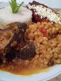 Desde el fogón de la abuela lisa fresca con frijoles blanco y ar