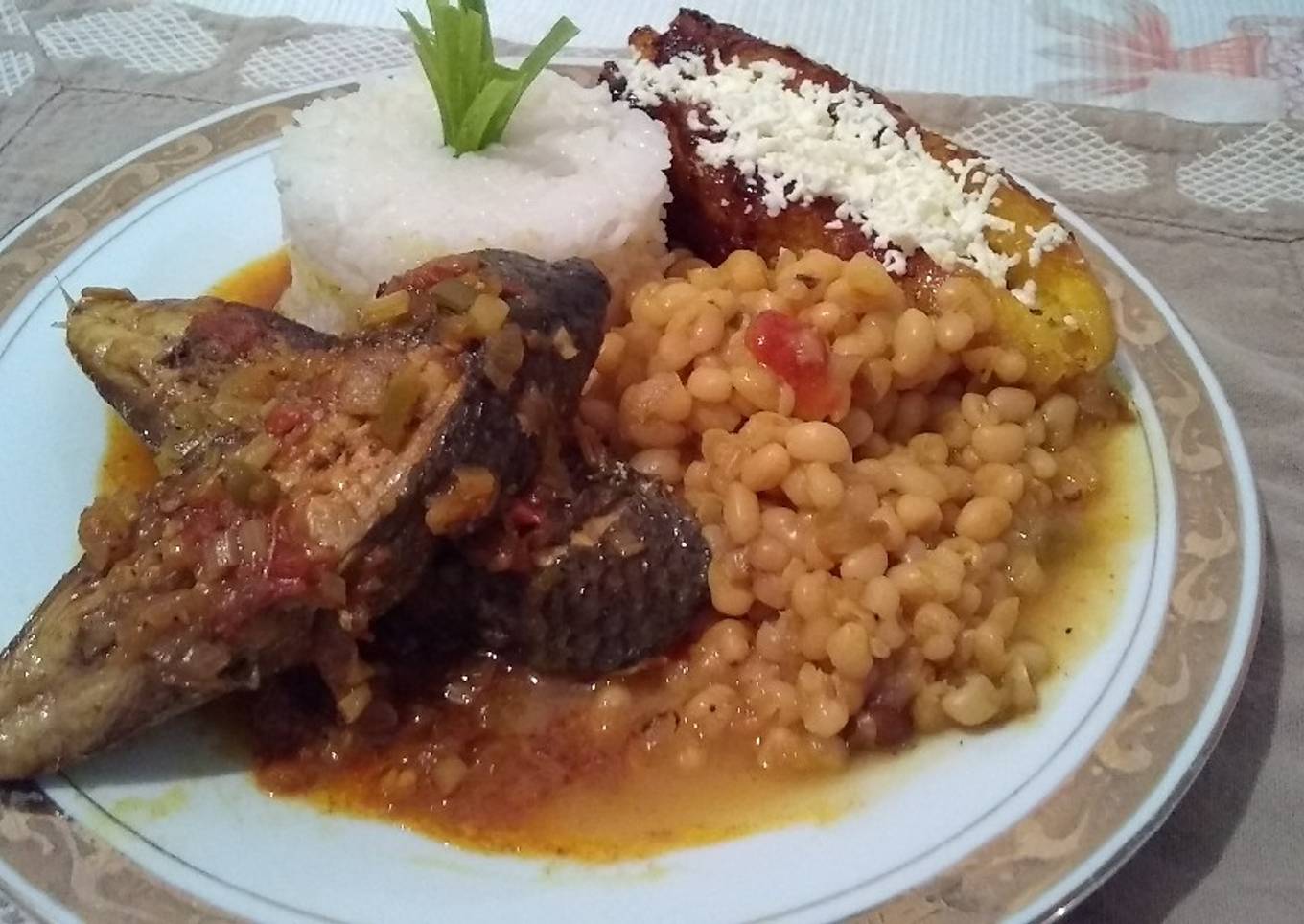 Desde el fogón de la abuela lisa fresca con frijoles blanco y ar