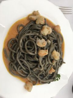 Una foto de Espaguetis de sepia con gambas 🦐