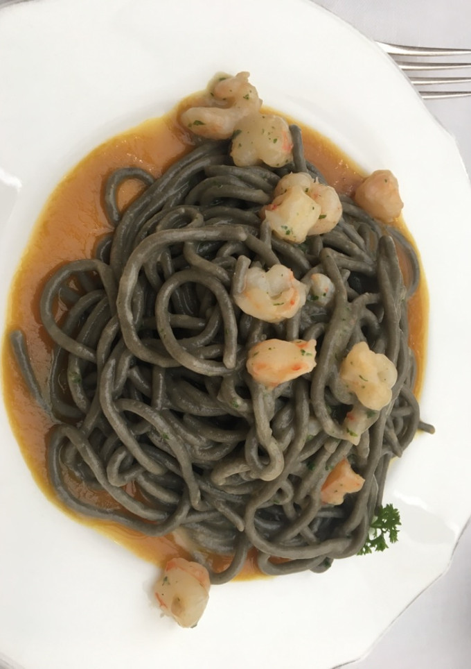 Una foto de Espaguetis de sepia con gambas 🦐