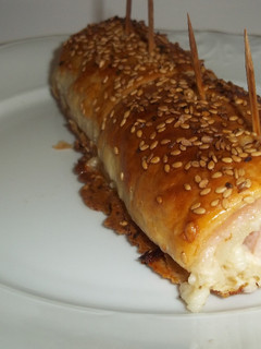 Una foto de Tronco de hojaldre relleno de lomo adobado y queso