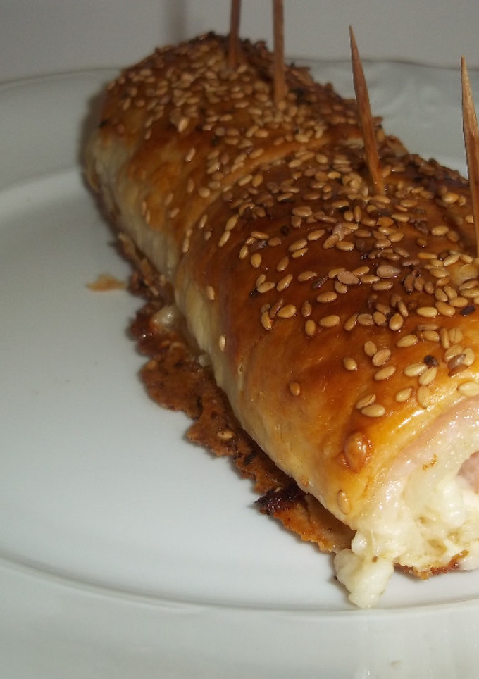 Una foto de Tronco de hojaldre relleno de lomo adobado y queso