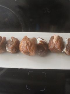 Una foto de Higos hidratados rellenos de paté y queso de untar