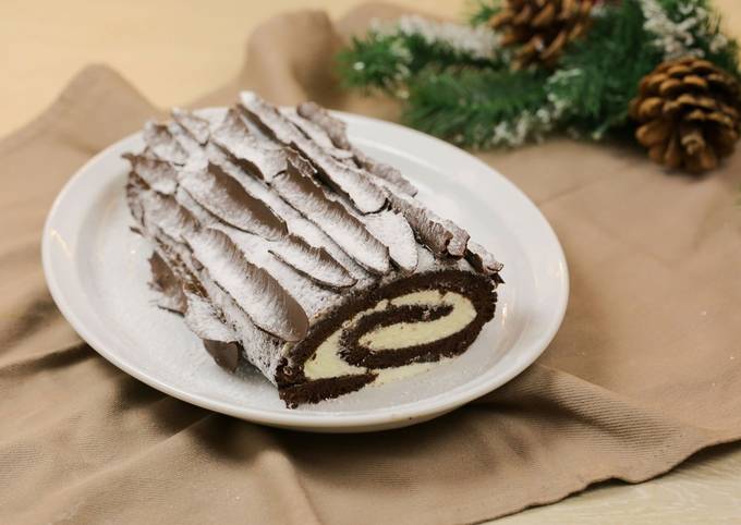 Шоколадный торт-рулет, пошаговый рецепт на ккал, фото, ингредиенты - Ксения П