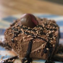 A picture of Apple chocolate mousse.