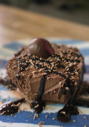 A picture of Apple chocolate mousse.