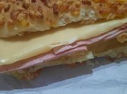 Una foto de pan con mortadela