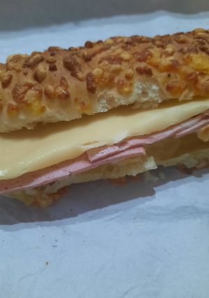 Una foto de Sandwichitos con fiambres y panes varios