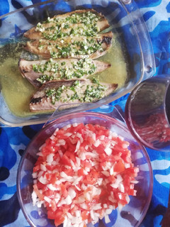 Una foto de Lomitos de Caballa asados al horno con piriñaca tomate y cebolla