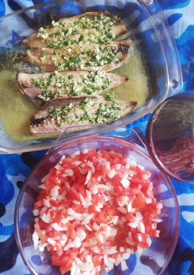 Una foto de Lomitos de Caballa asados al horno con piriñaca tomate y cebolla