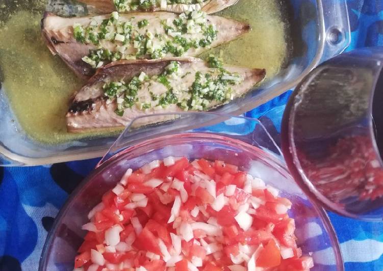Lomitos de Caballa asados al horno con piriñaca tomate y cebolla