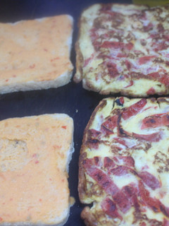 Una foto de Tortilla cuadrada de pimientos rojos de bote